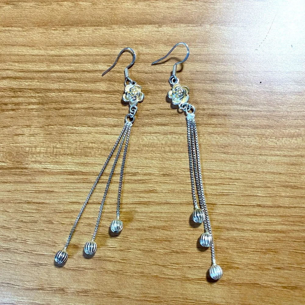 Beautiful Flower Earring - Picture 2 of 3
